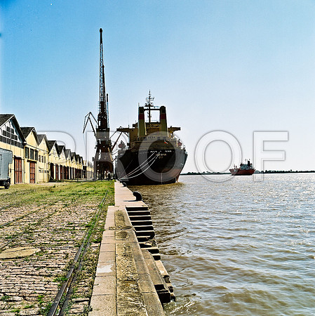 2588_FM_COLOR_SQ-PORTO_ALEGRE_BRAZIL_2004_10