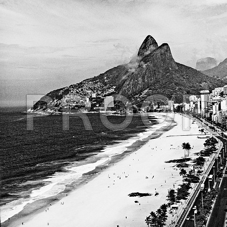 2545_FM_BW_SQ_IPANIMA_BEACH_RIO_DE_JANEIRO_BRAZIL_2004_9