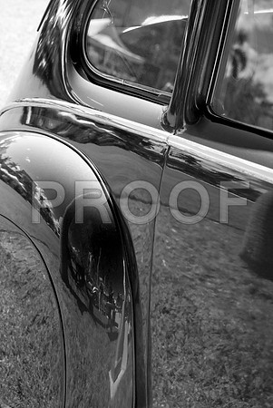 264651098_black & white car